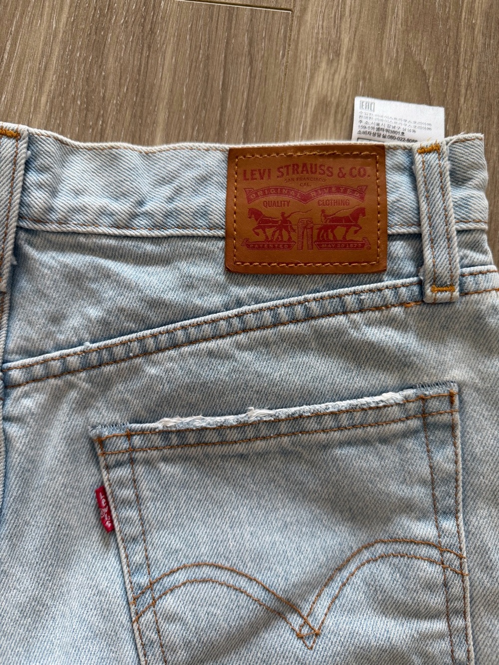 Levi’s Denim Shorts - Picture 4 of 5